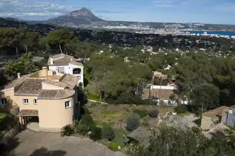 Large Villa with Fantastic Bay Views