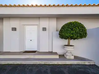 Single-storey Home with Swimming Pool in Premium Location