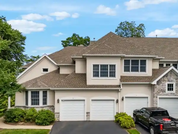 END-UNIT OPEN-PLAN TOWNHOME