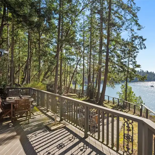 WATERFRONT SANCTUARY ON MARROWSTONE ISLAND