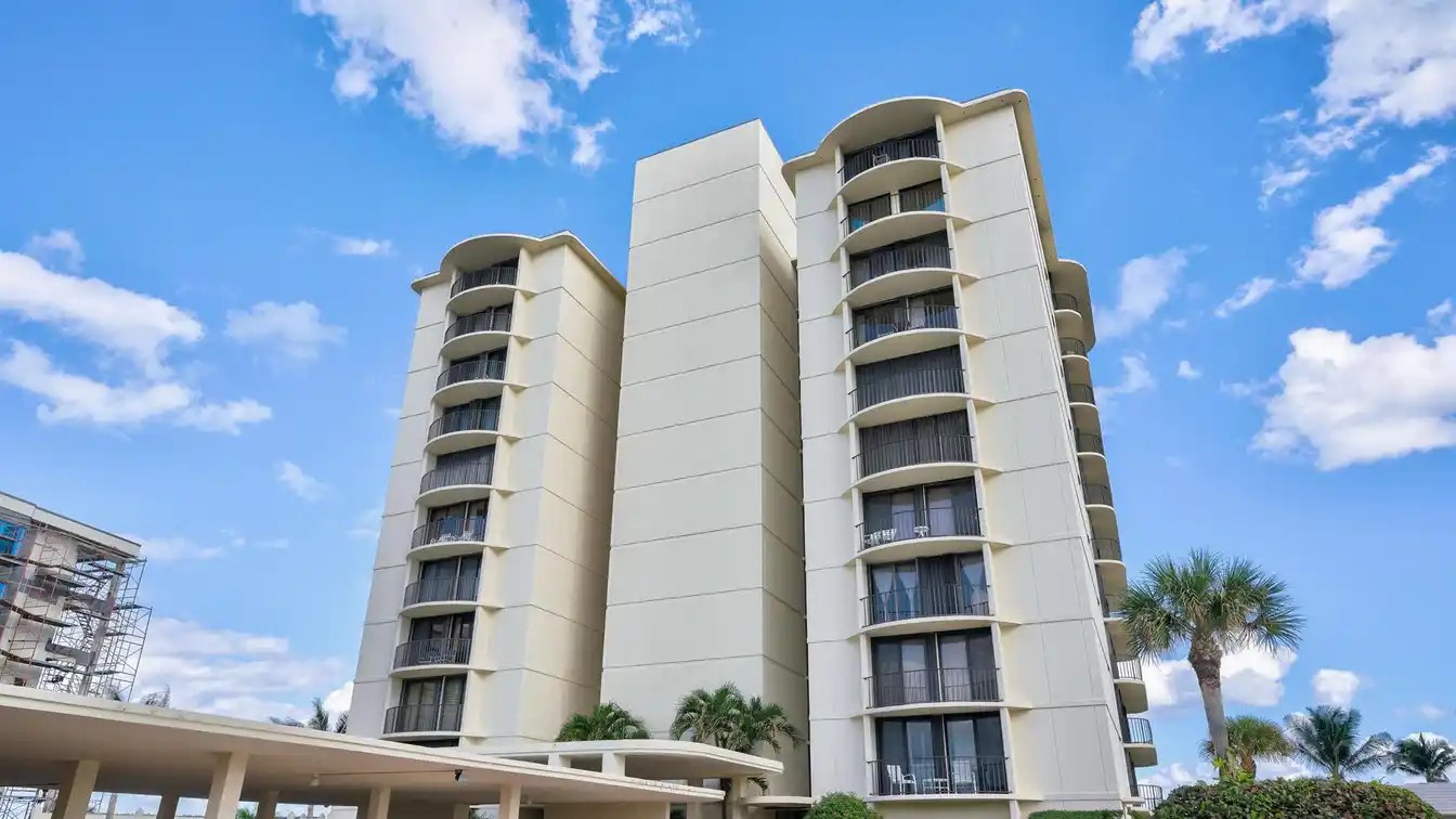 Bright and Luxurious Oceanfront Corner Condo