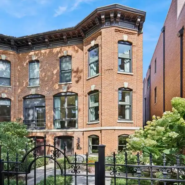 TIMELESS LINCOLN PARK ROW HOME WITH MODERN ELEGANCE