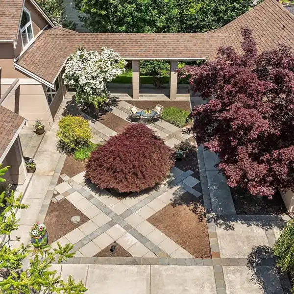 PRIVATE BELLEVUE RETREAT WITH ACCESSORY UNIT