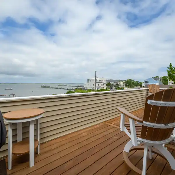 BAYFRONT TOP-FLOOR CONDO