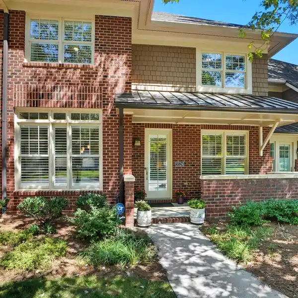 IMMACULATELY UPDATED SOUTHPARK TOWNHOME