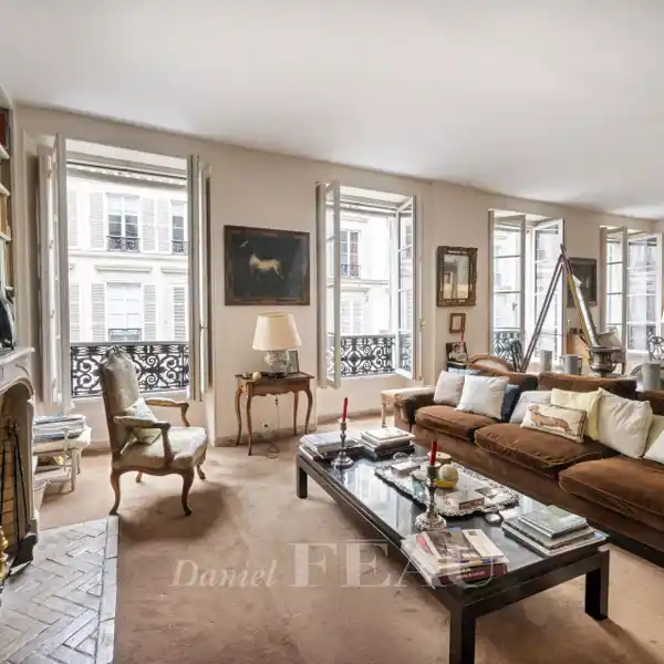 SECOND FLOOR APARTMENT IN A BEAUTIFUL OLD BUILDING