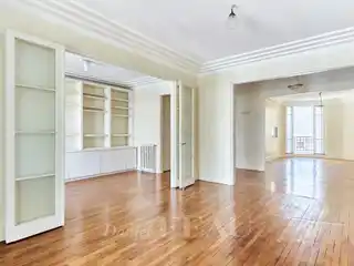 Bright and Peaceful Apartment in an Art Deco Building