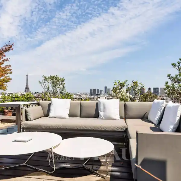 TOP-FLOOR APARTMENT WITH TWO TERRACES