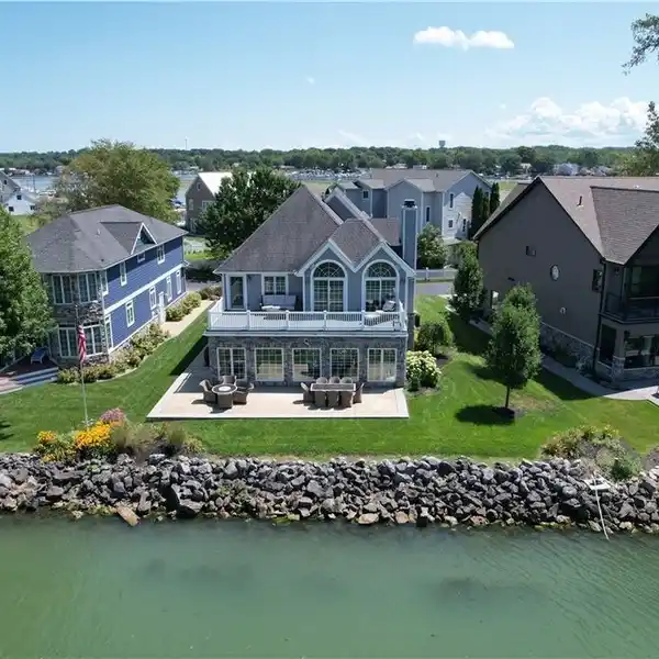 FABULOUS COASTAL VIBE ON LAKE ERIE