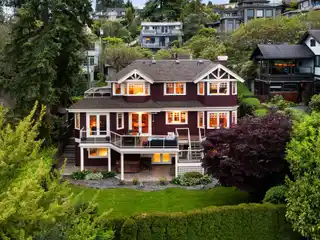 Craftsman Home Blending Elegance and Practicality