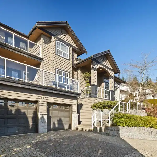 CUSTOM HOME IN THE DISTINCTIVE BRAEMAR SUBDIVISION