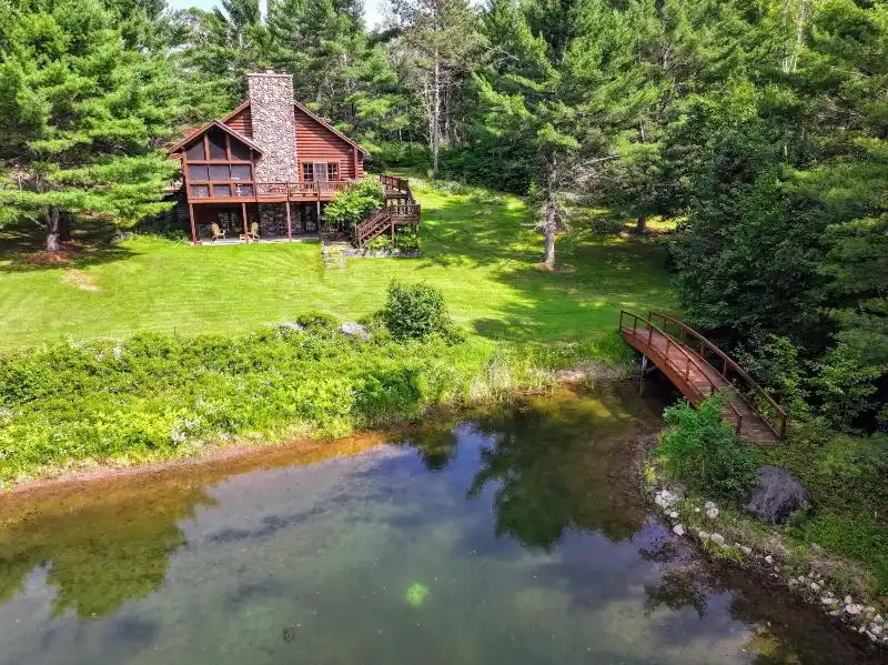 Northwoods Luxury Log Home with Acreage