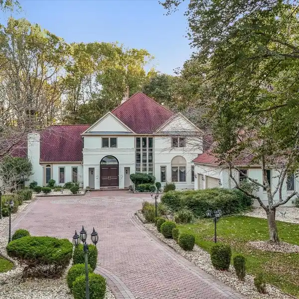 PRESTIGIOUS POTOMAC HOME WITH SPA AND SAUNA