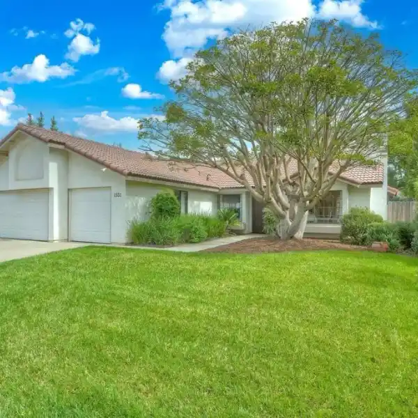BEAUTIFUL SINGLE-STORY HOME IN JEFFRIES RANCH