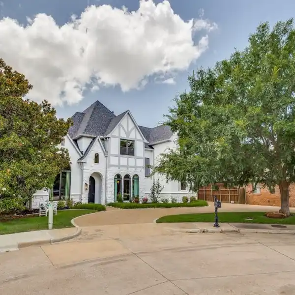 EXQUISITE UPDATES IN PRIME DALLAS LOCATION