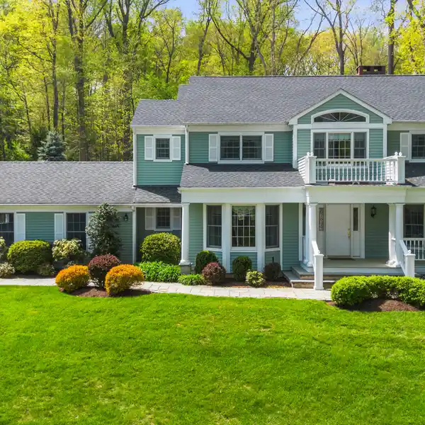 CHARMING HOME IN SOUGHT-AFTER LAWRENCE FARMS EAST