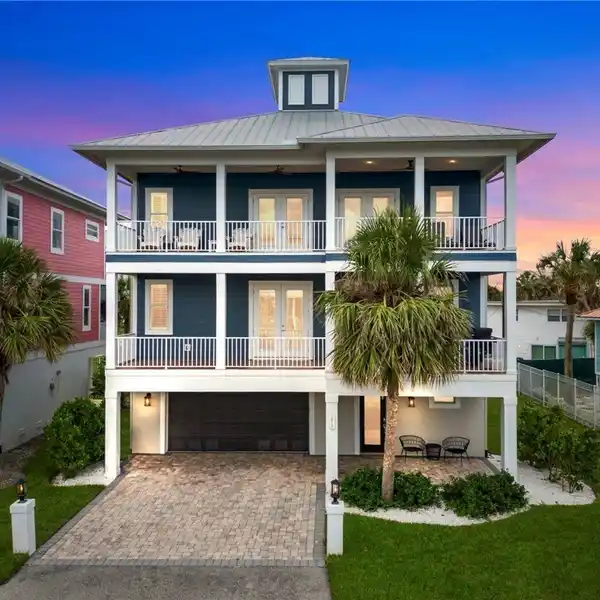ELEVATED BEACH-CLOSE RETREAT