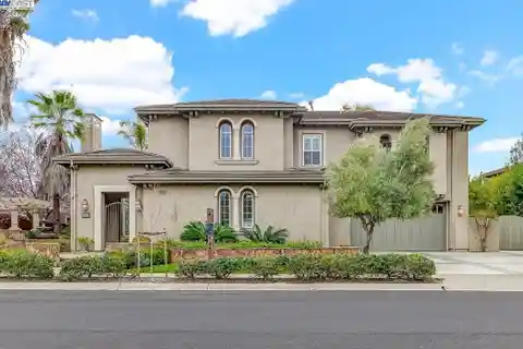 Stunning Five-Bedroom in a Prime Location