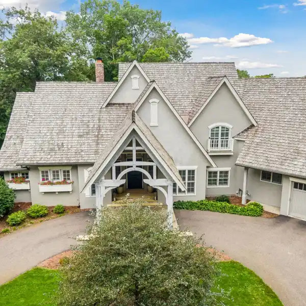 HIGHLY SOUGHT-AFTER COTTAGEWOOD NEIGHBORHOOD