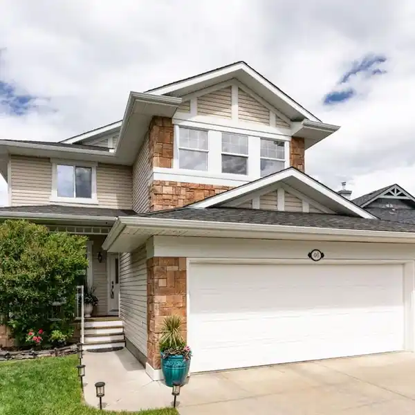 BEAUTIFULLY MAINTAINED HOME ON AN OVERSIZED LOT IN CRESTMONT