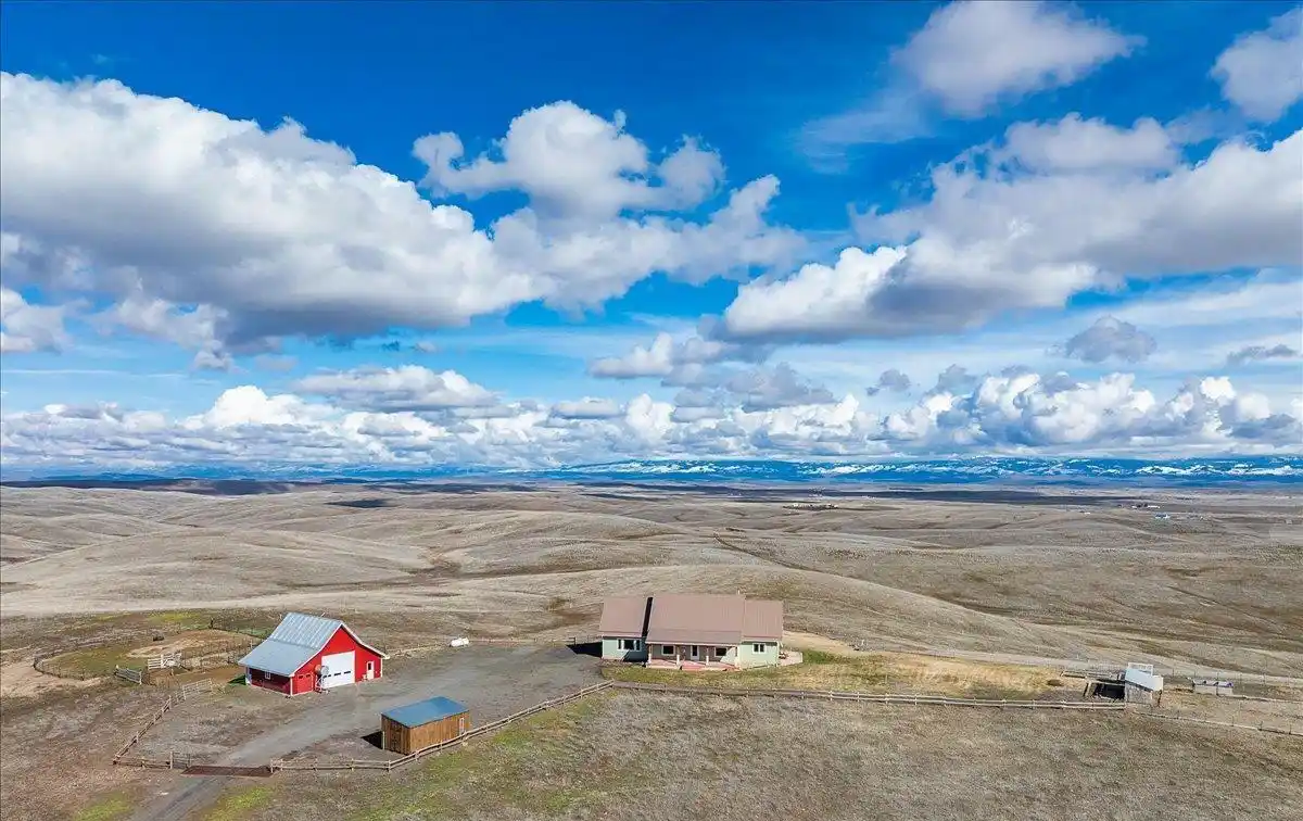 Horse and Cattle Ranch on Approximately 136 Acres