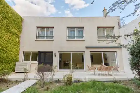 Elegant Mid-Century Property with Large Private Garden