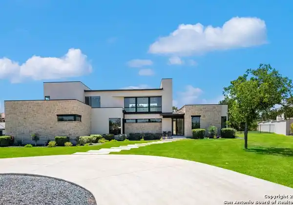 WARM CONTEMPORARY HOME IN EXCLUSIVE HUNTINGTON AT SHAVANO PARK