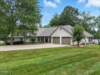 All-Season Luxury Retreat on Cherokee Lake