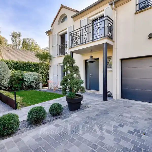 MODERN FAMILY HOME WITH GARDEN AND HOME CINEMA