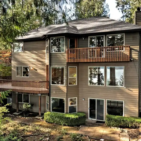 STUNNING WATERFRONT RETREAT