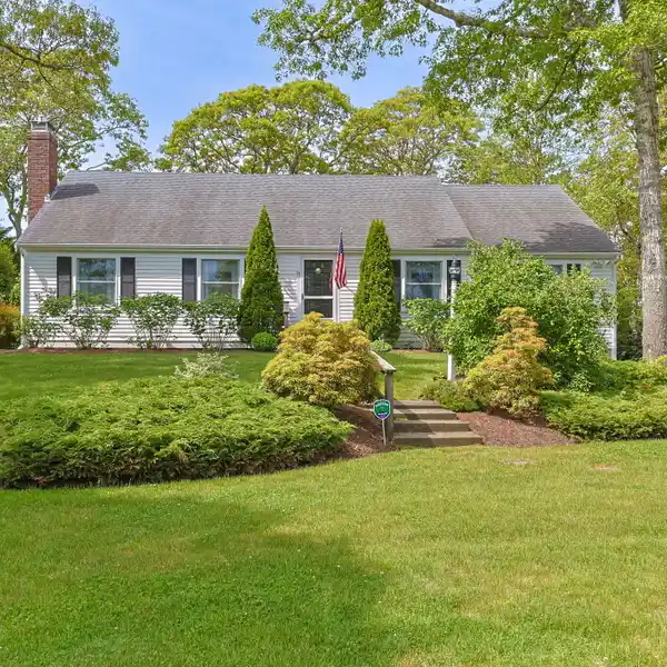 RENOVATED CAPE COD ESCAPE NEAR BEACHES