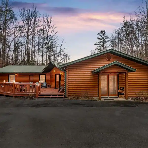 PRIVATE ONE-LEVEL CABIN NEAR DOWNTOWN