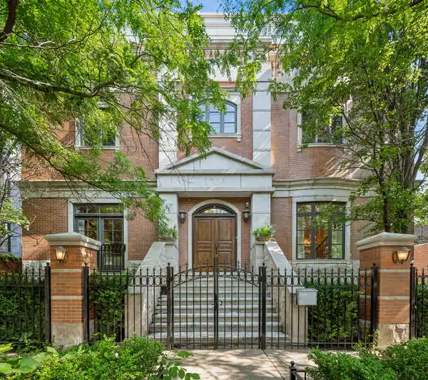 CUSTOM STUNNER ON AN OVERSIZED LOT IN LINCOLN PARK