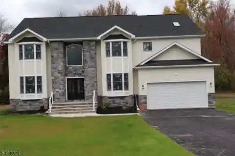 Brand-New Ridge Rd Residence with Chef’s Kitchen