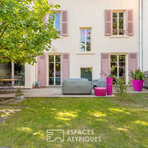 SPACIOUS FAMILY HOME WITH GARDEN AND POOL