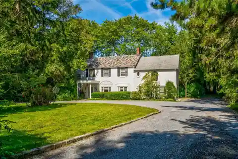 Beautiful Five Bedroom Home in Prestigious Laurel Hollow