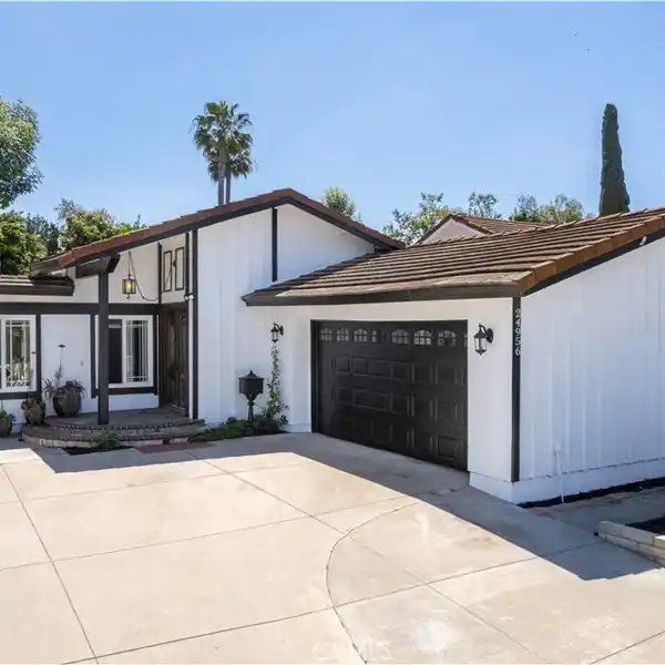 REFINED SOPHISTICATION WITH WATERFALL ISLAND & QUARTZ ACCENTS