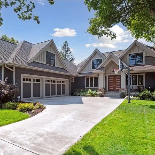 CUSTOM BEAUTY IN THE WAYZATA HIGHLANDS