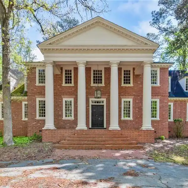 STATELY HOME IN UNBEATABLE LOCATION