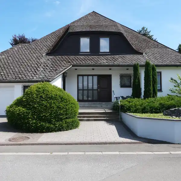 REPRESENTATIVE VILLA ESTATE IN A PROMINENT SOUTHERN CITY LOCATION