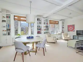 Charming Light-Filled High-Floor Apartment