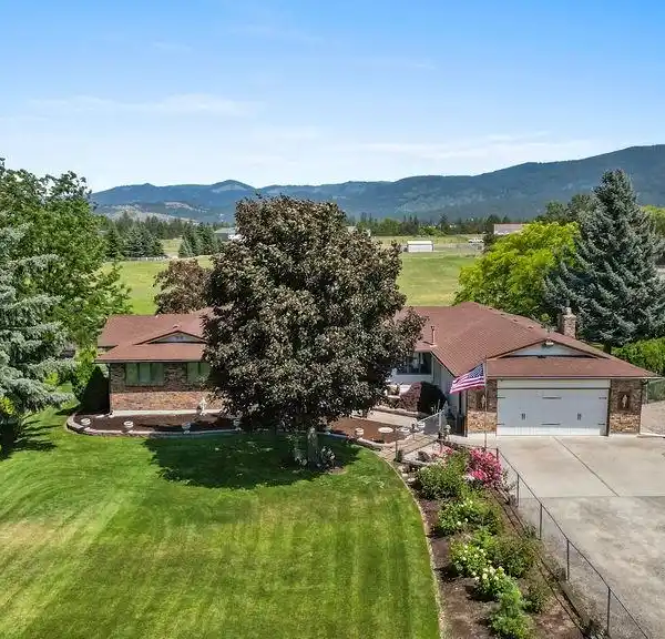 AMAZING RANCHER ON FIVE FLAT ACRES