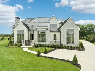 An Unparalleled Lifestyle in a Prestigious Community