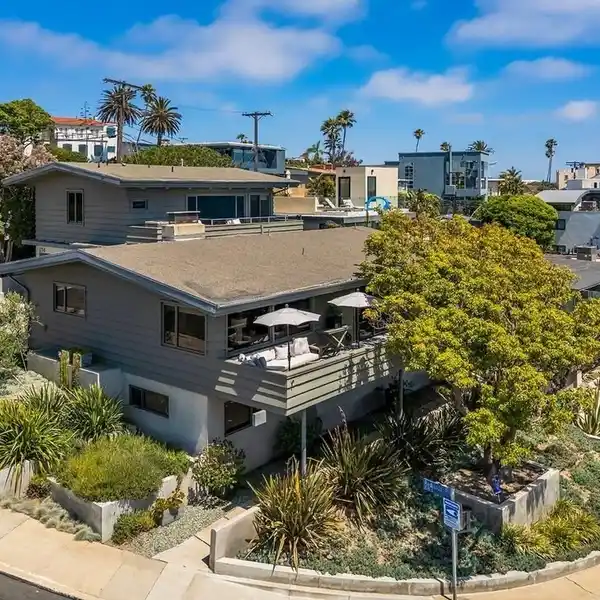 EXCEPTIONAL RESIDENCE IN THE HILLS OF PLAYA DEL REY