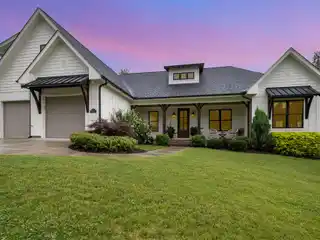 Vaulted-Ceiling Retreat with Bright Design