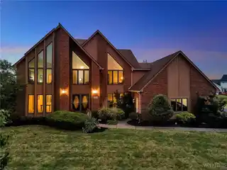 Welcoming Luxury Home in Loch Lea Estates