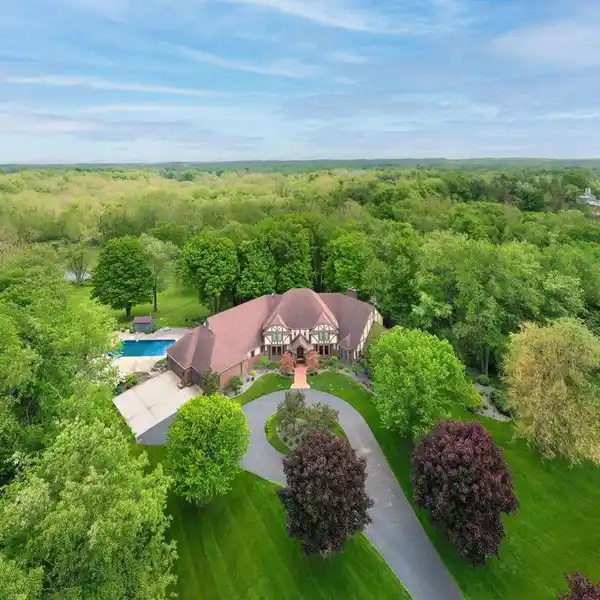 GRAND COUNTRY ESCAPE IN AWARD-WINNING DISTRICT