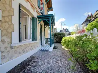 Stylish Residence with Terrace in Golden Triangle