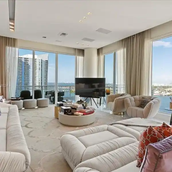 EXCLUSIVE SKY RESIDENCE ON POPULAR BRICKELL KEY ISLAND