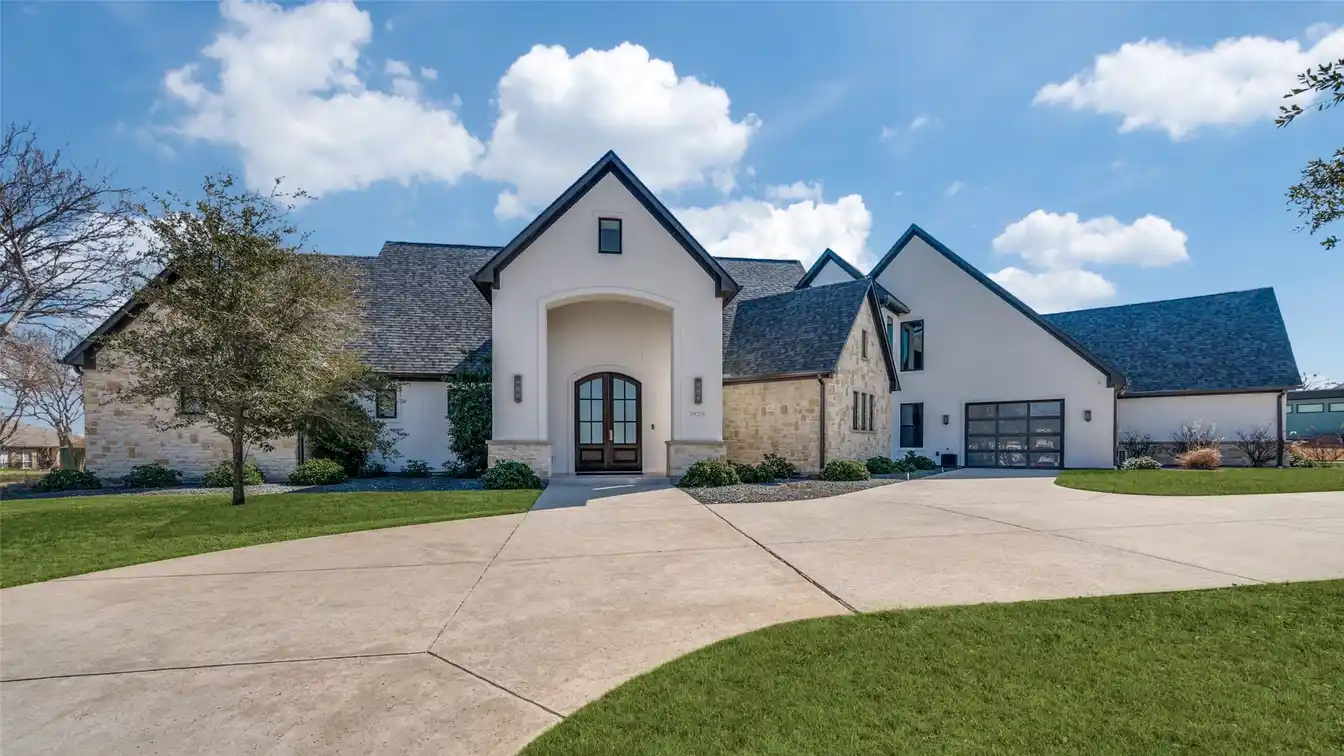 Luxury Retreat with Panoramic Views of Lake Lewisville